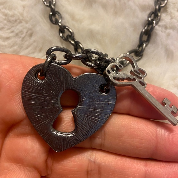 GUESS black & silver heart with pendant rhinestone necklace - Picture 6 of 9